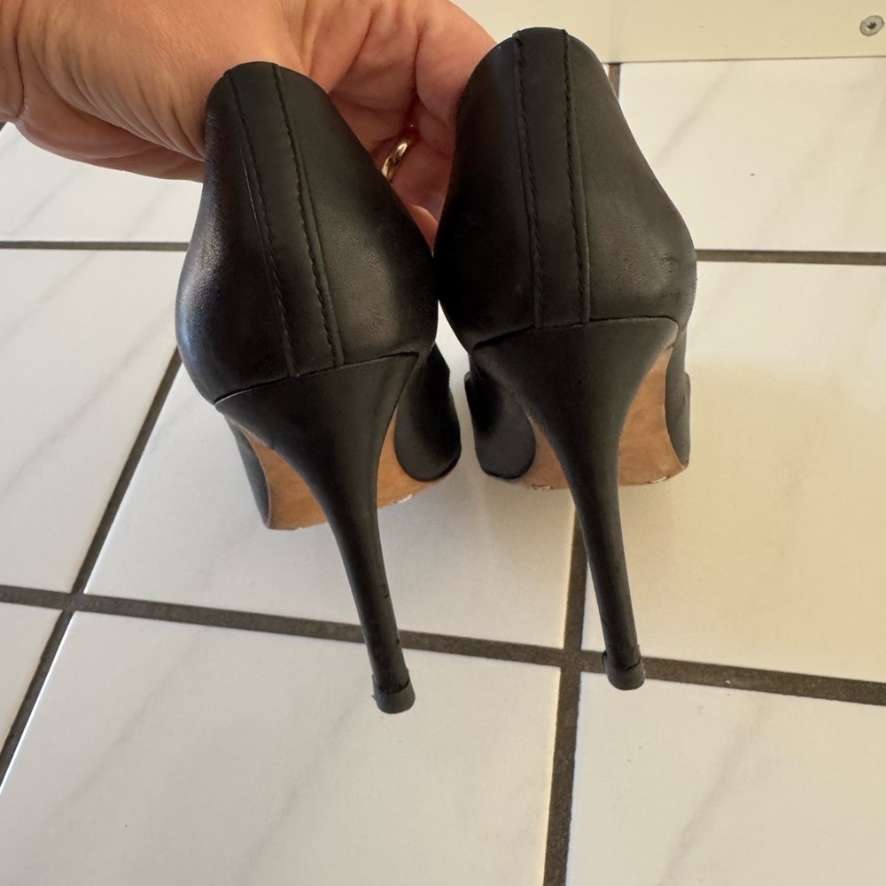 Elegant Black Leather Heels with Tortoise Bow Tory Burch - Picture 10 of 14